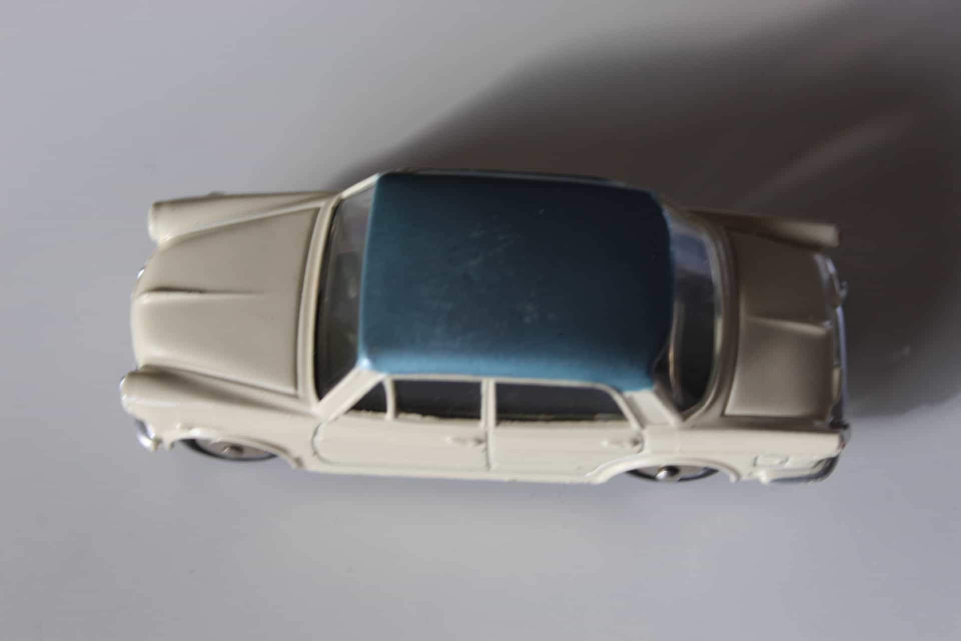 Dinky Toys 531 Fiat 1200 Grand Vue diecast model car, vintage collectible from France.