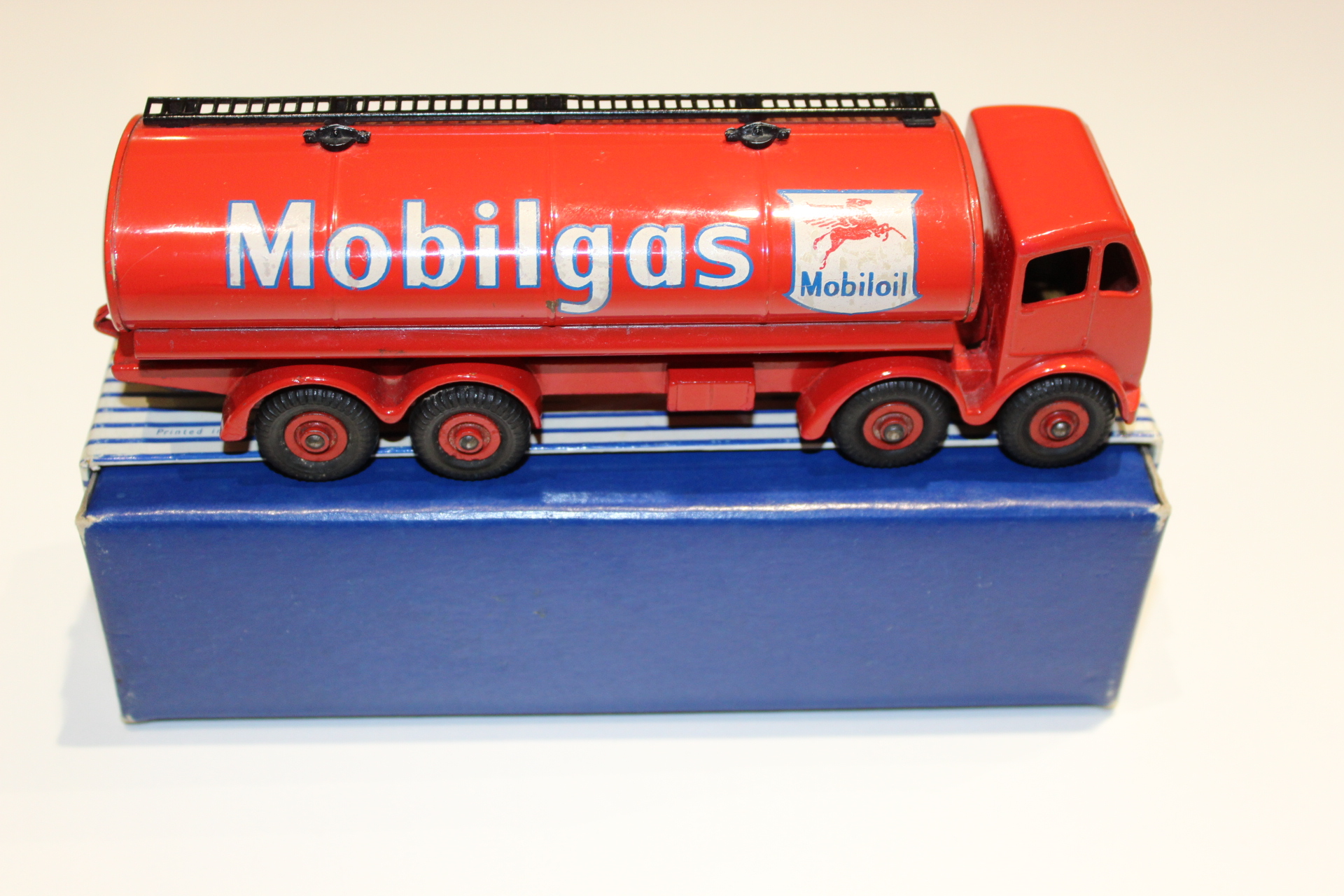 foden mobilgas petrol tanker dinky toys 941 side
