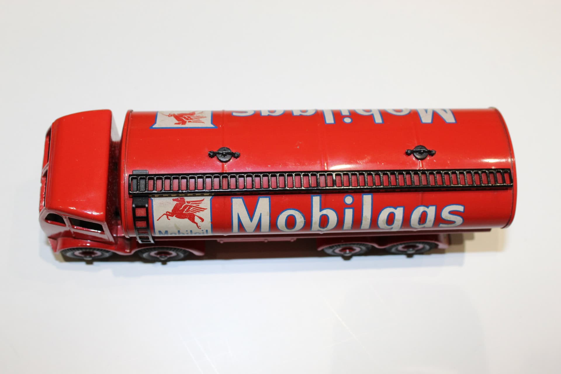 Vintage Dinky Toys 941 Foden Mobilgas Tanker model for collectors.