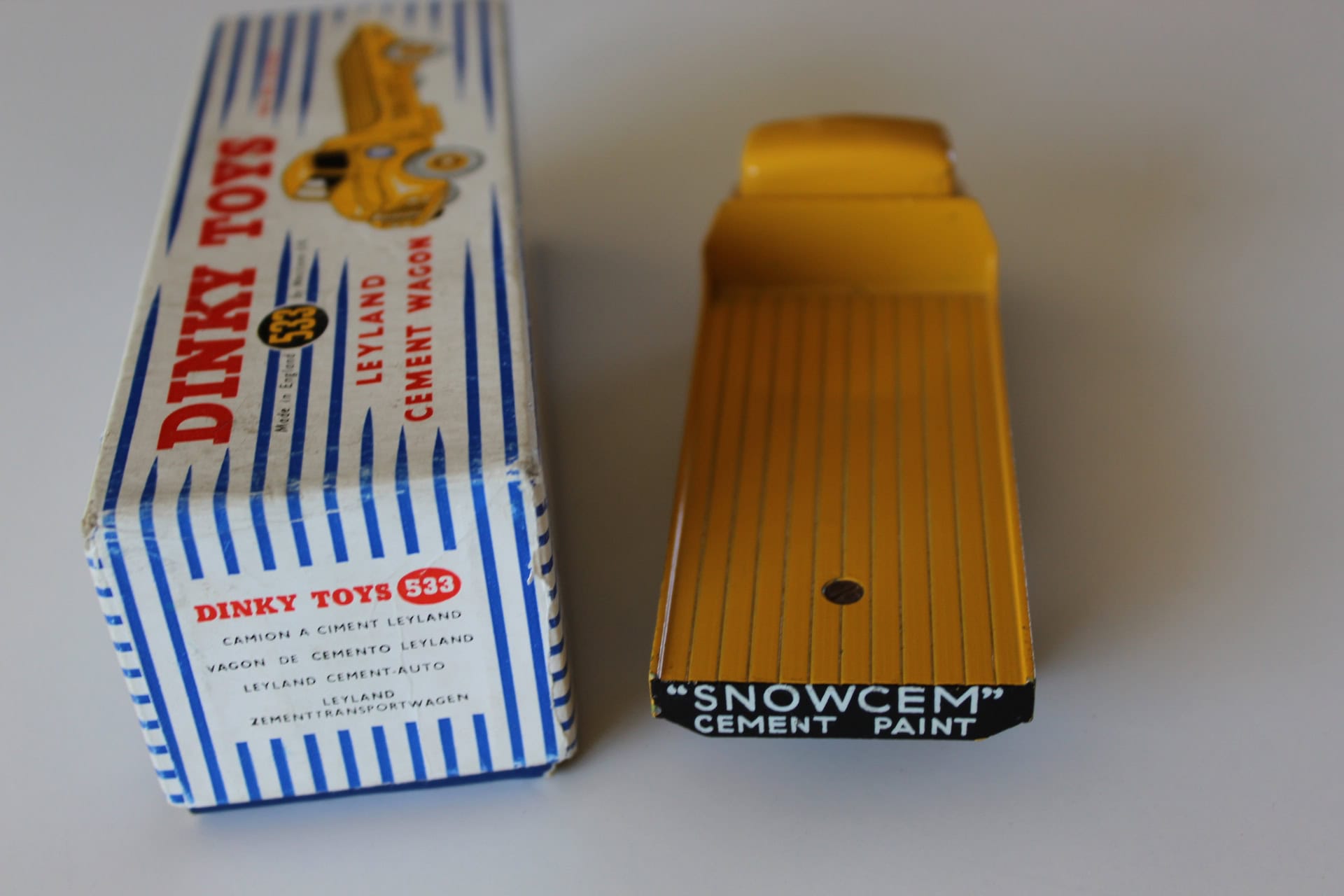 Detailed model of Dinky Toys Leyland cement wagon with Snowcem paint label.