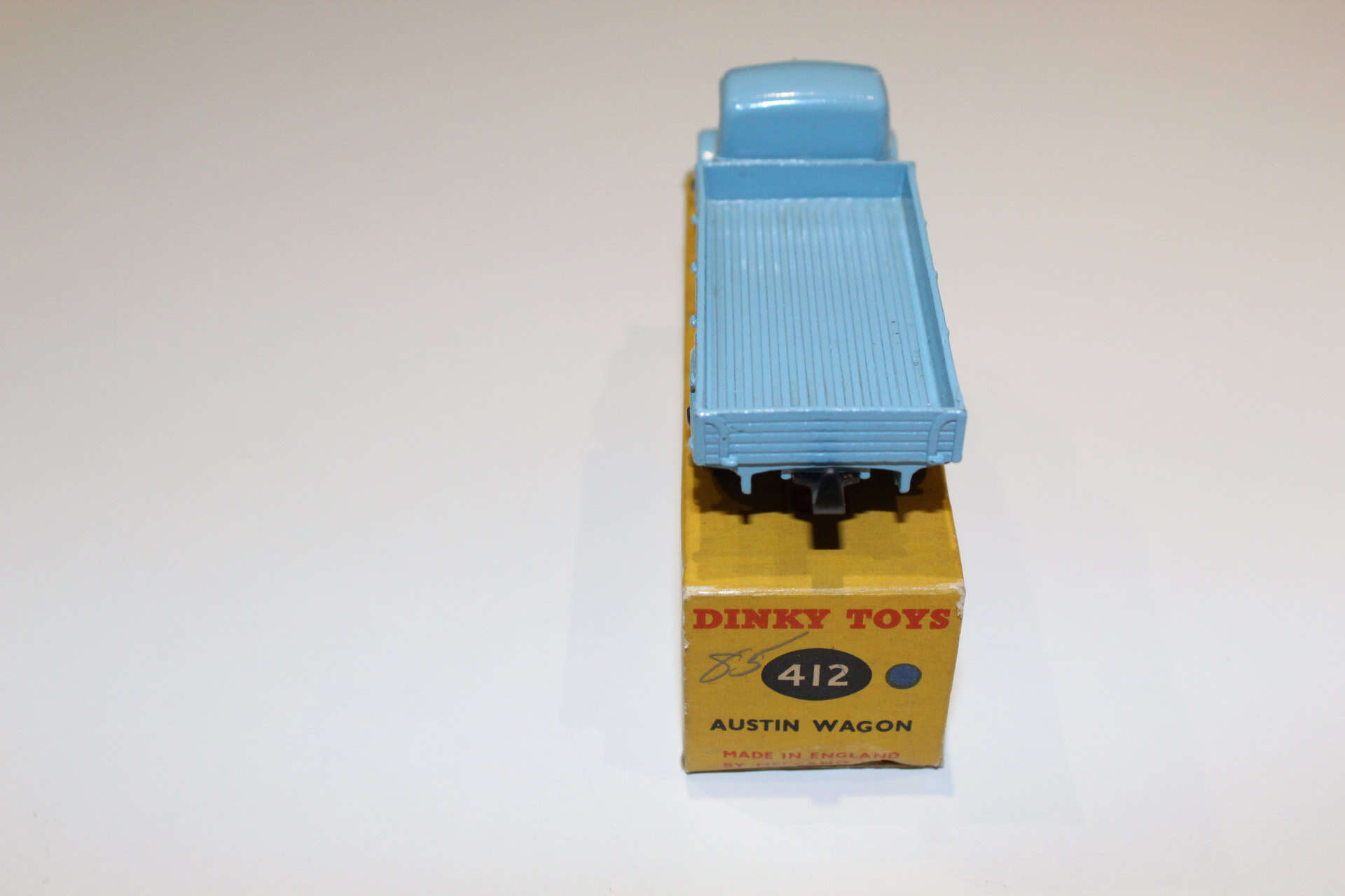 Vintage Dinky Toys 412 Austin Wagon model for collectors.