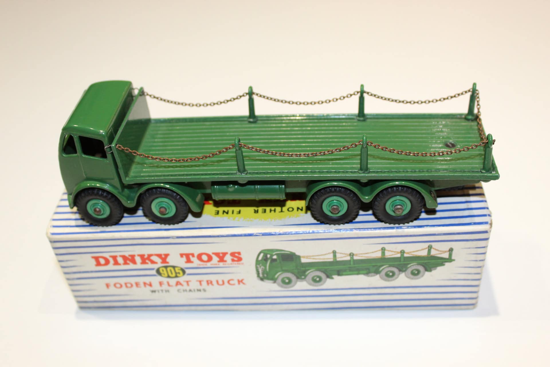 Vintage Dinky Toys 905 Foden flat truck with chain lorry and second cab, detailed model for collecto.