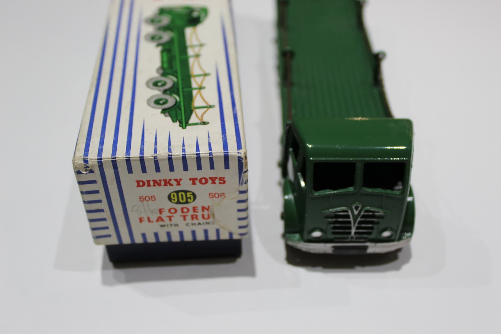 Vintage Dinky Toys 905 Foden Chain Lorry with original box, second cab model.