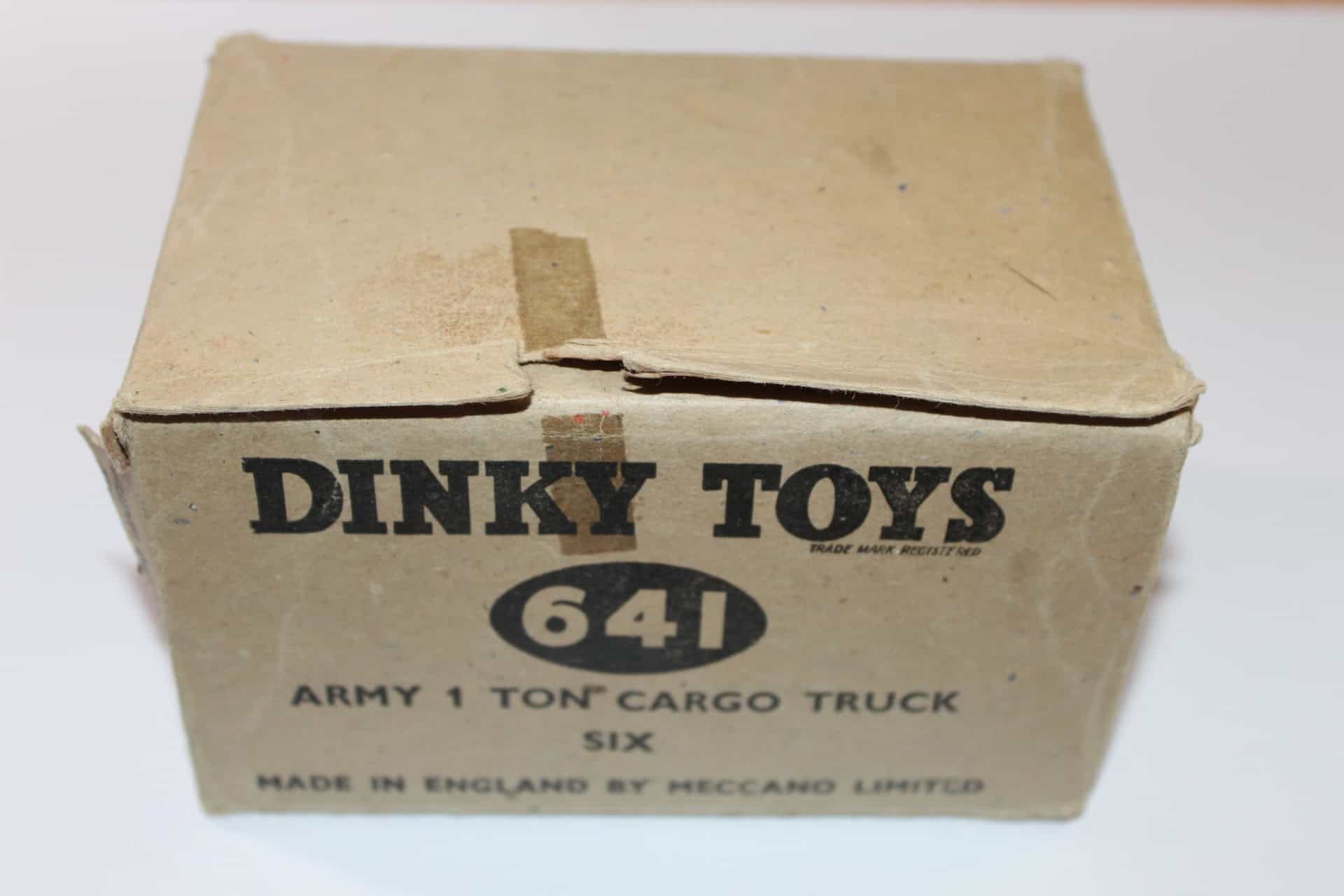 Image of Dinky Toys 641 Army 1-Ton Cargo Truck full trade box with six units.