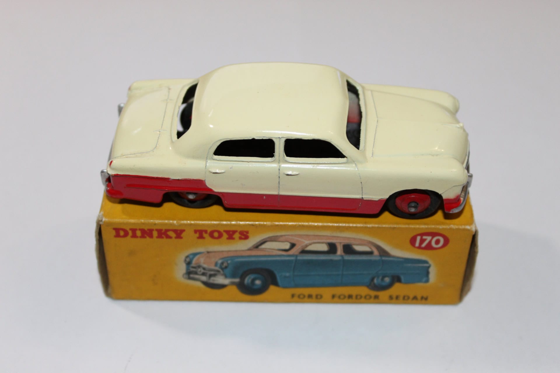 Dinky Toys 170 Ford Forder Lowline diecast model car, vintage toy, collectible diecast vehicle.