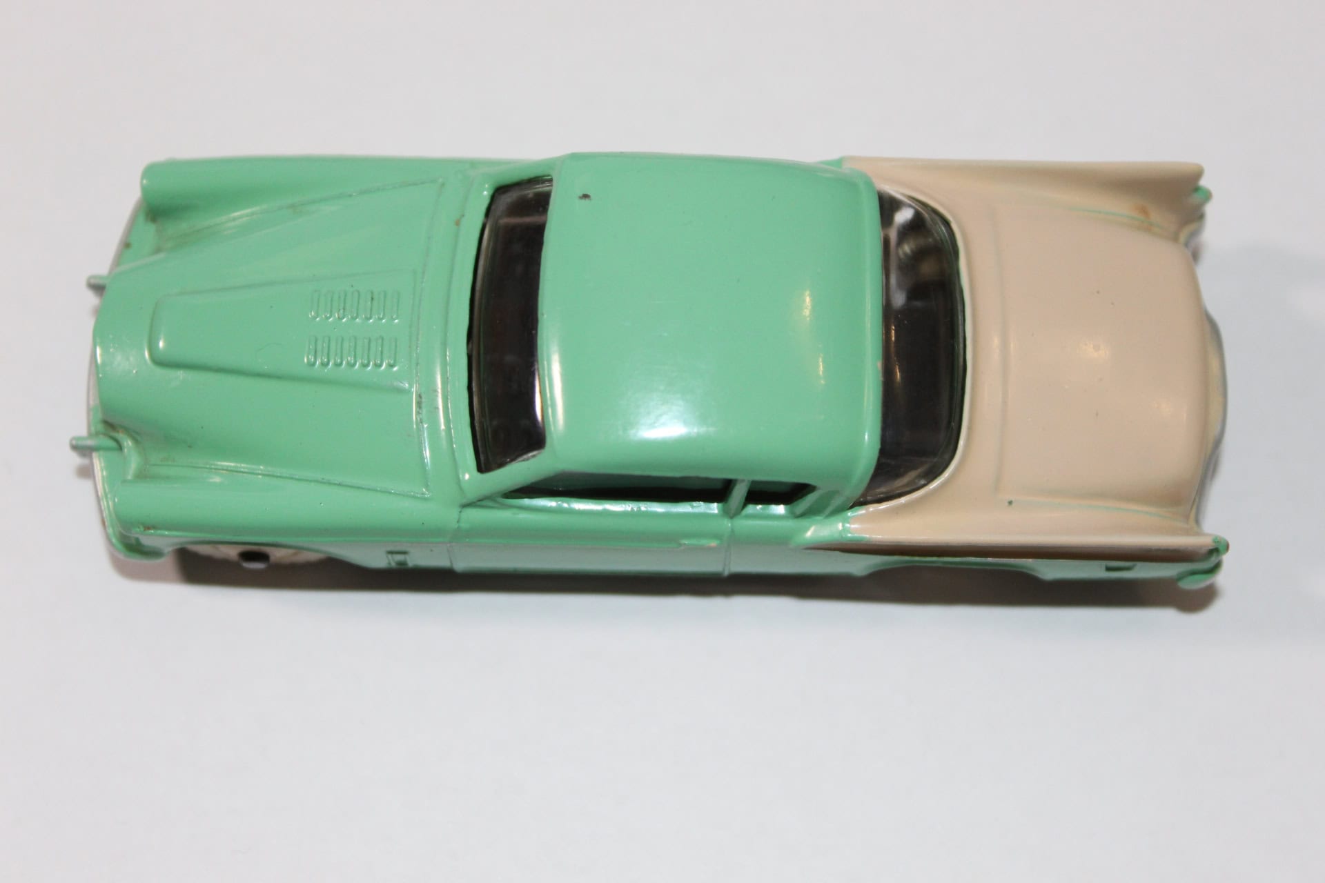 Vintage Corgi Toys 477 Land-Rover breakdown truck model, detailed diecast collectible.