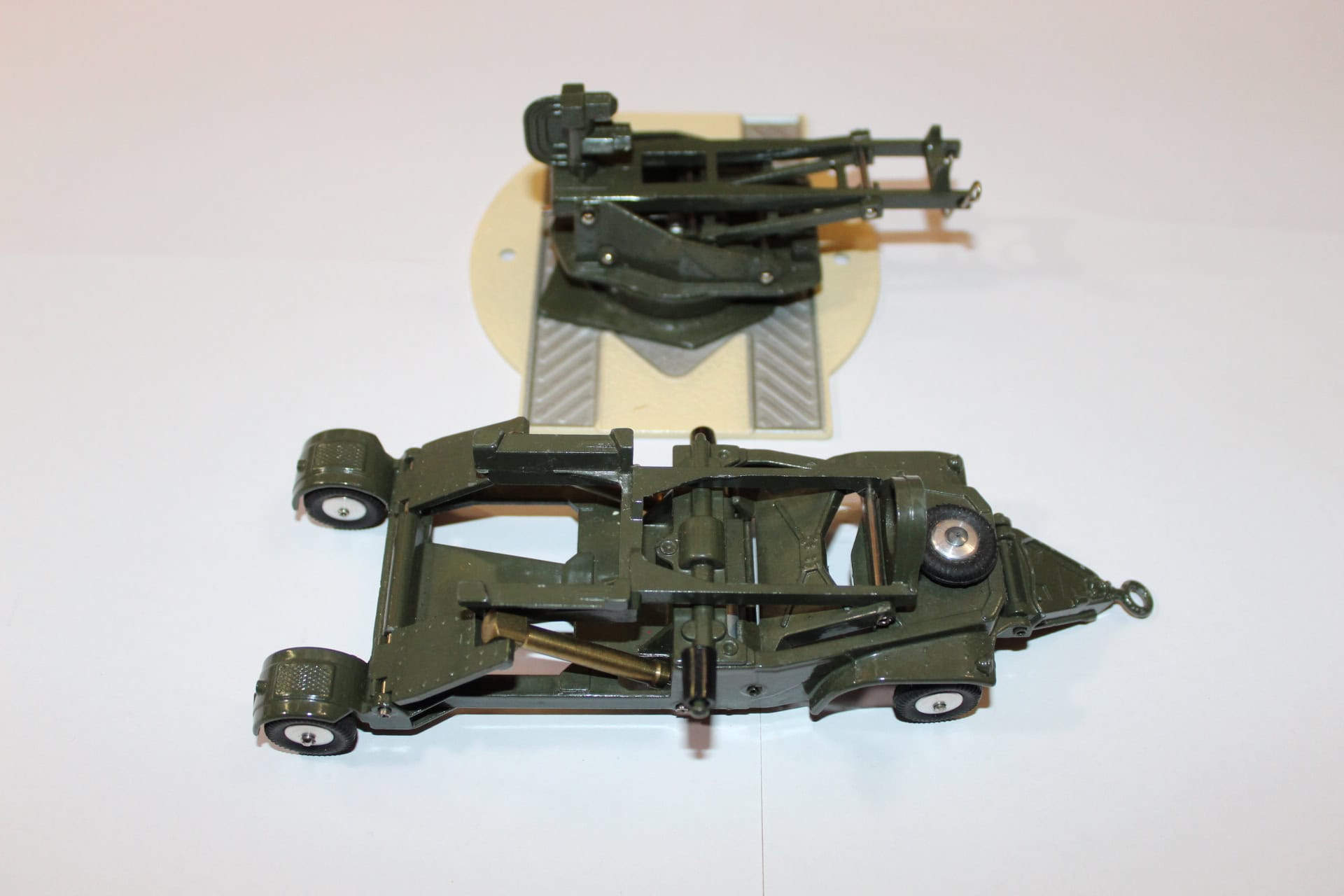 Detailed model of Bristol 'Bloodhound' missile set for collectors.