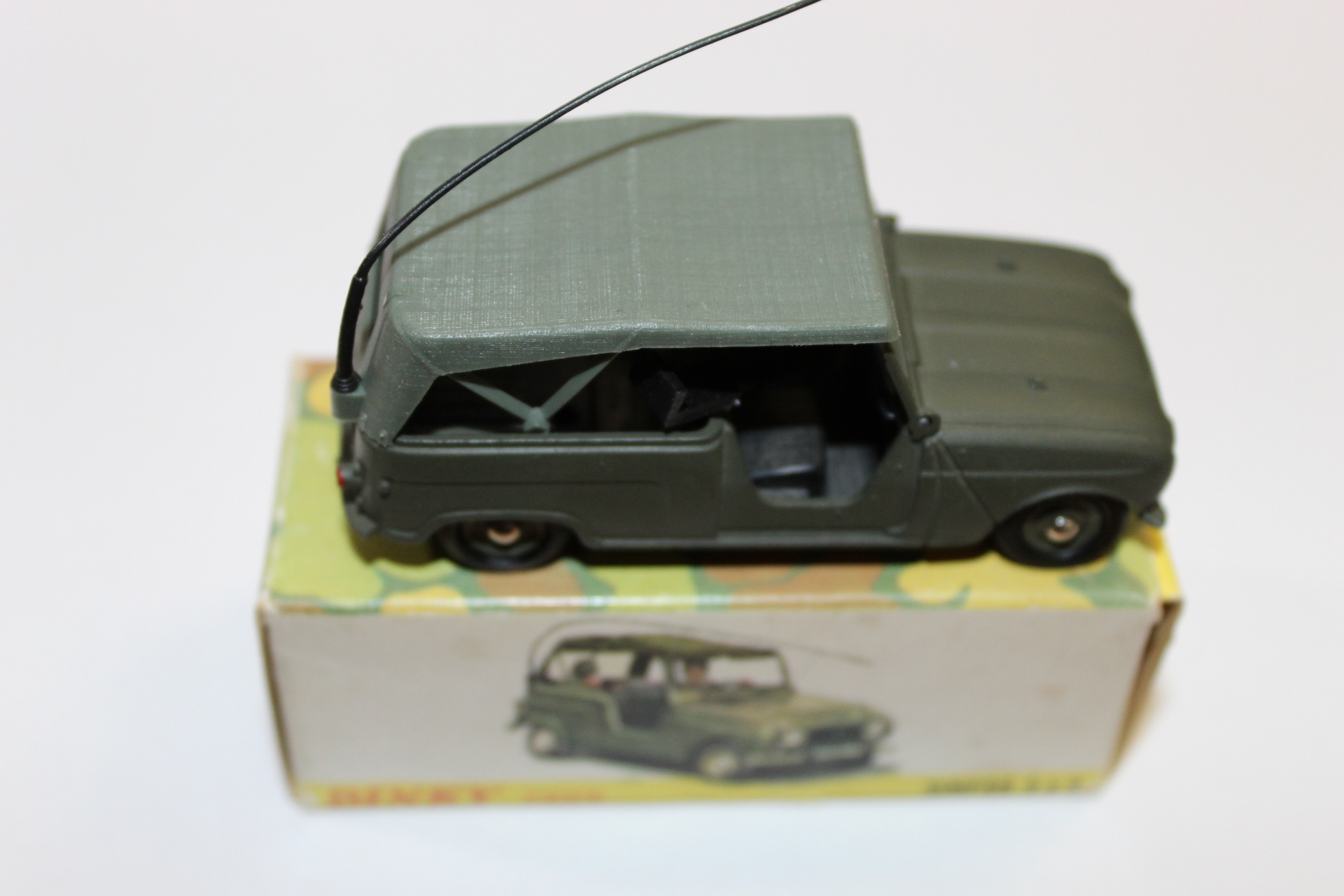 renault sinpar 4x4 french dinky toys 800 side