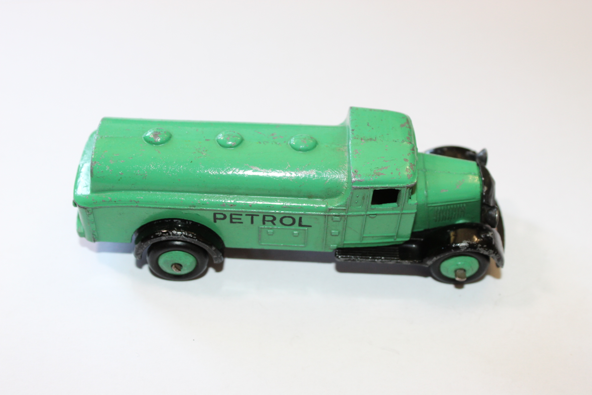 petrol tanker type 4 dinky toys 25d side