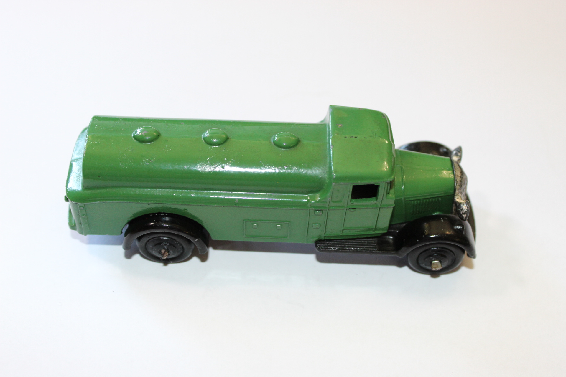 petrol tanker type 4 dinky toys 25d side