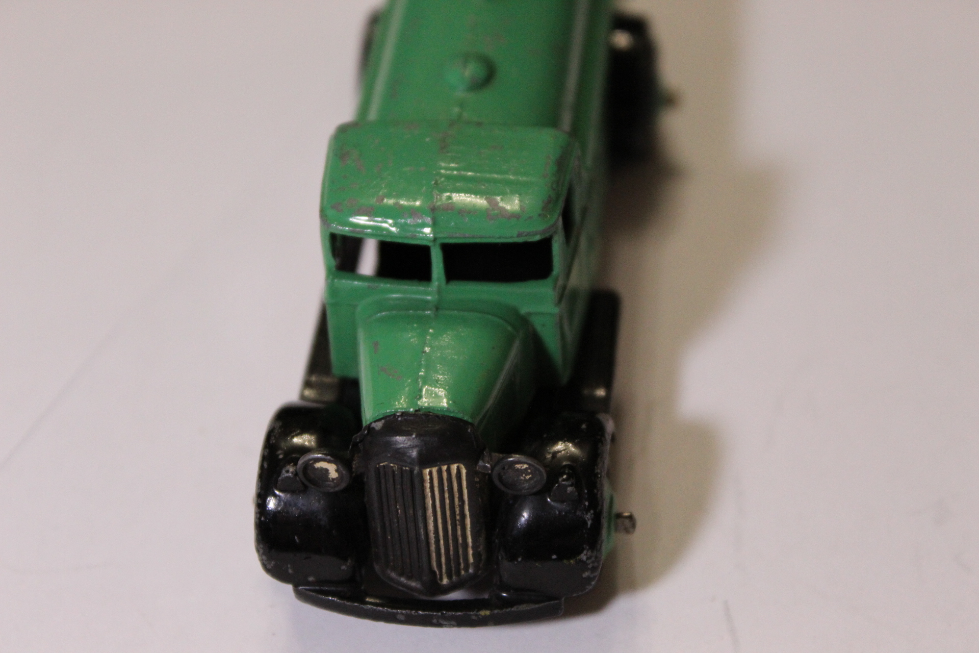 petrol tanker type 4 dinky toys 25d front