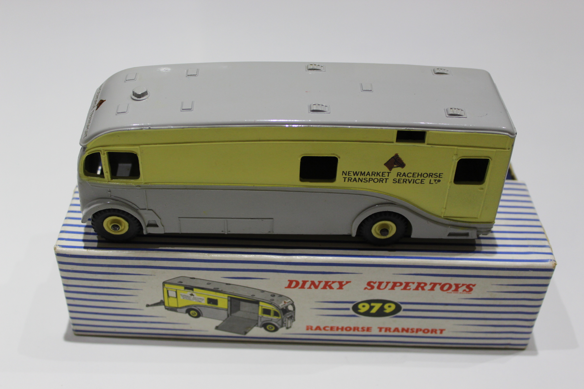 newmarket racehorse transporter dinky toys 979