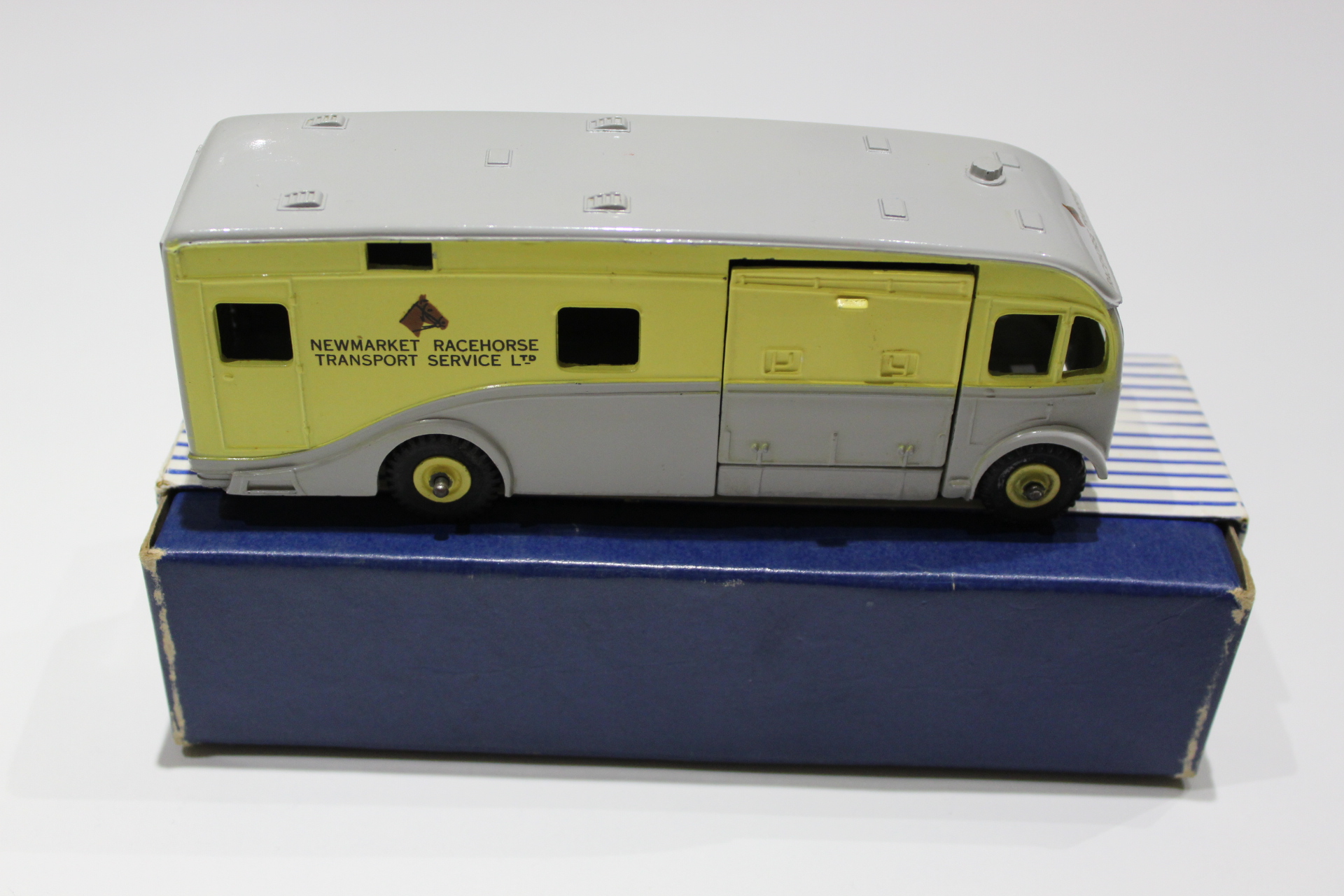 newmarket racehorse transporter dinky toys 979 side