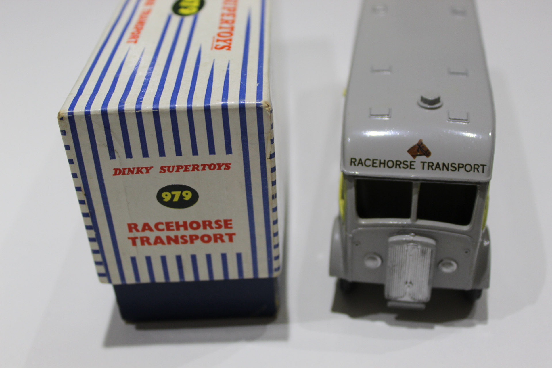newmarket racehorse transporter dinky toys 979 front