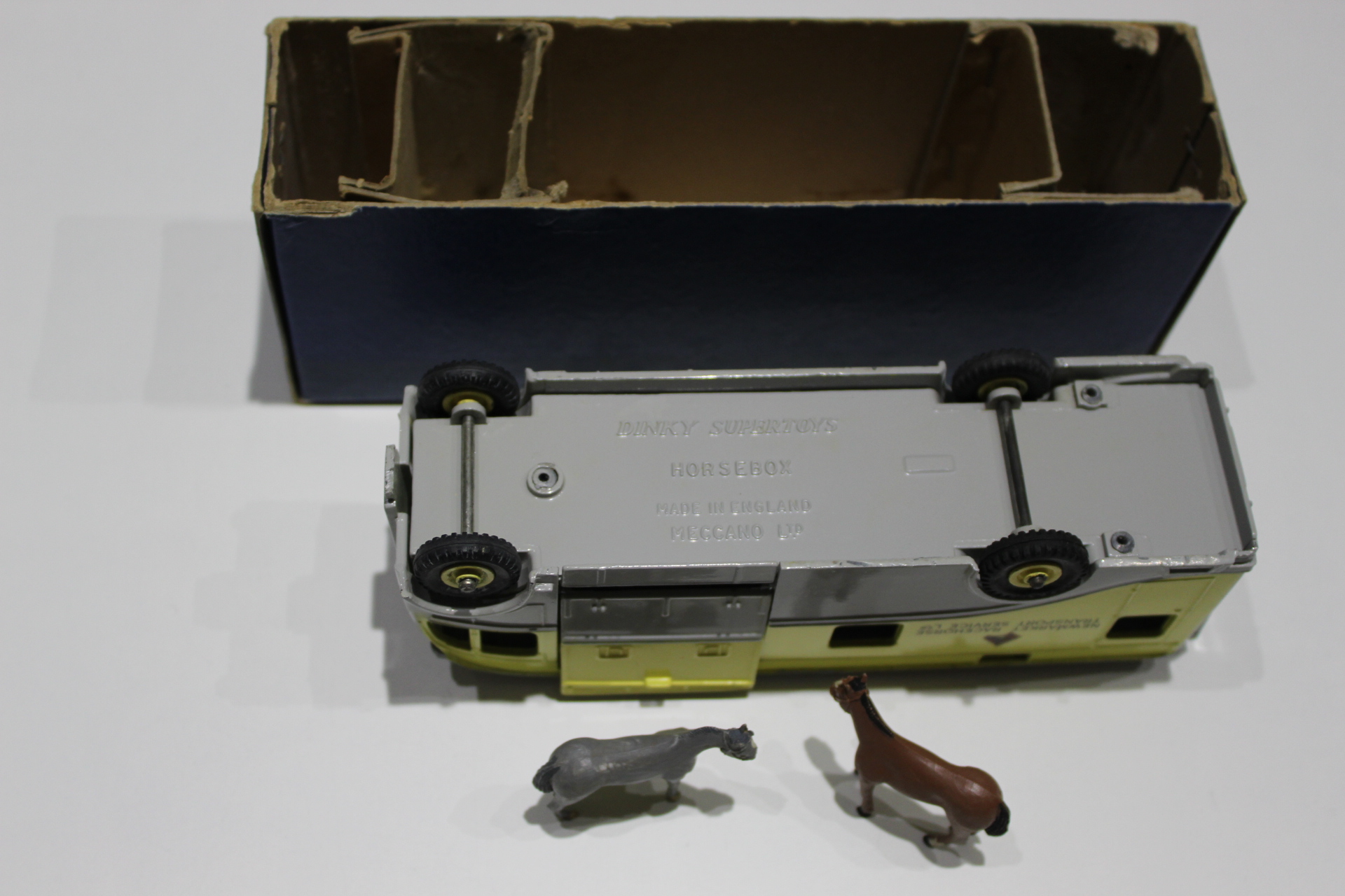 newmarket racehorse transporter dinky toys 979 base