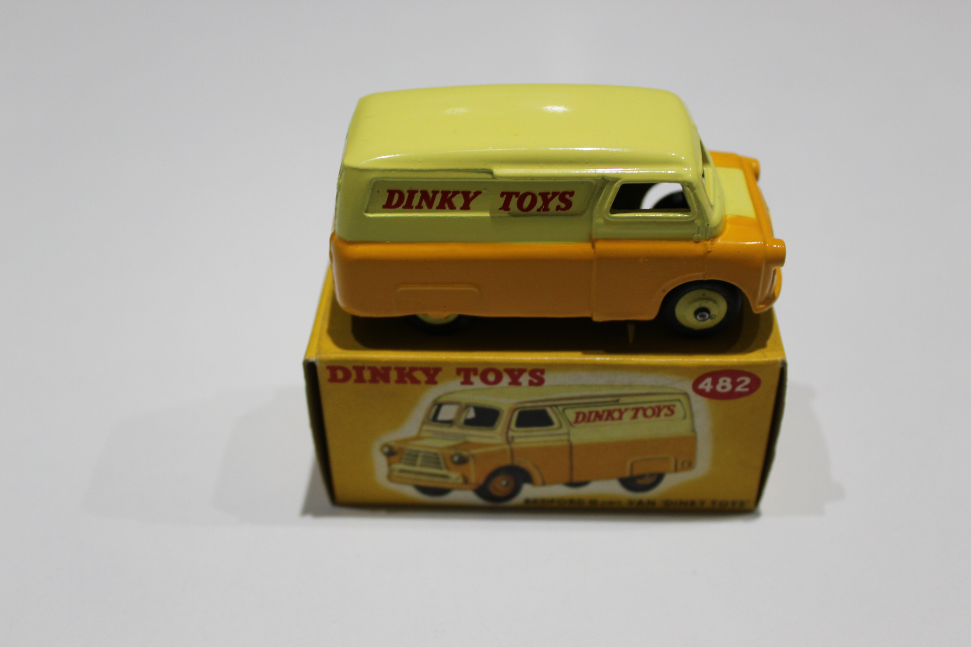 bedford dinky van dinky toys 482 side