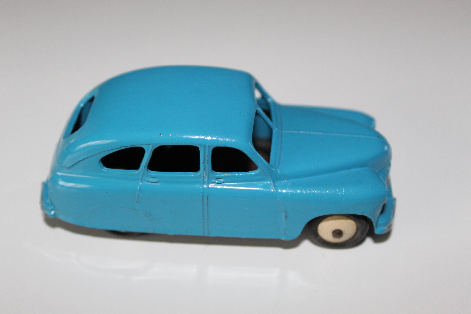 standard vanguard dinky toys 153 side