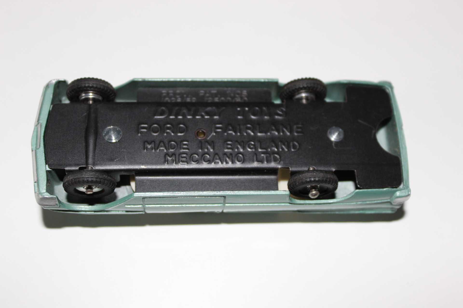 ford fairlane dinky toys 148 base