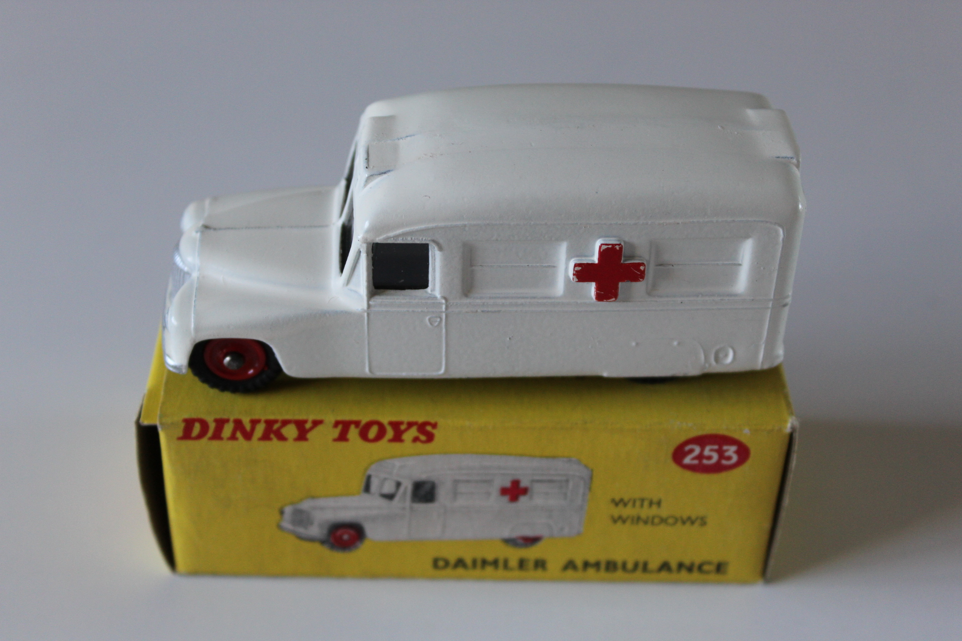 daimler ambulance dinky toys 253