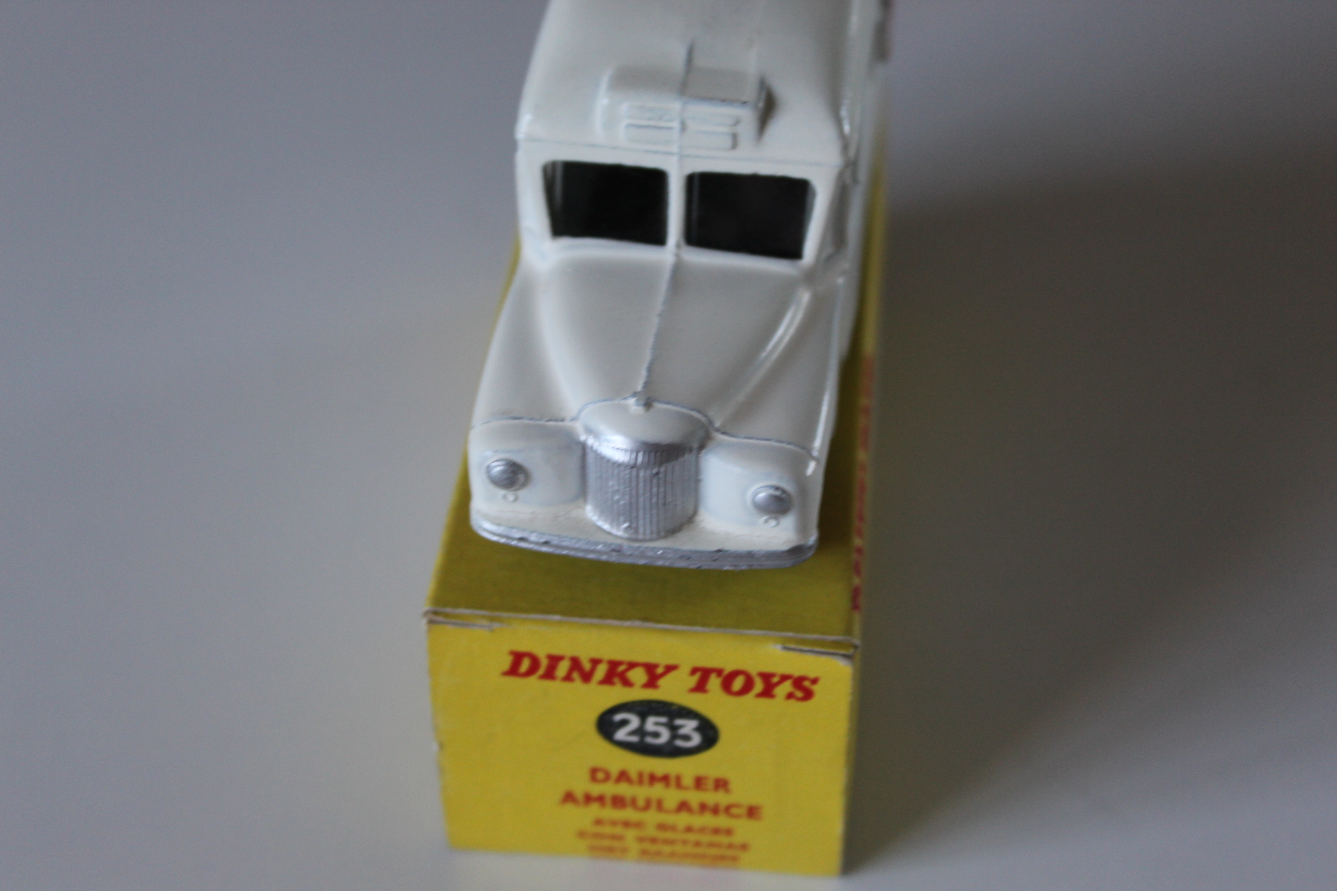 daimler ambulance dinky toys 253 front