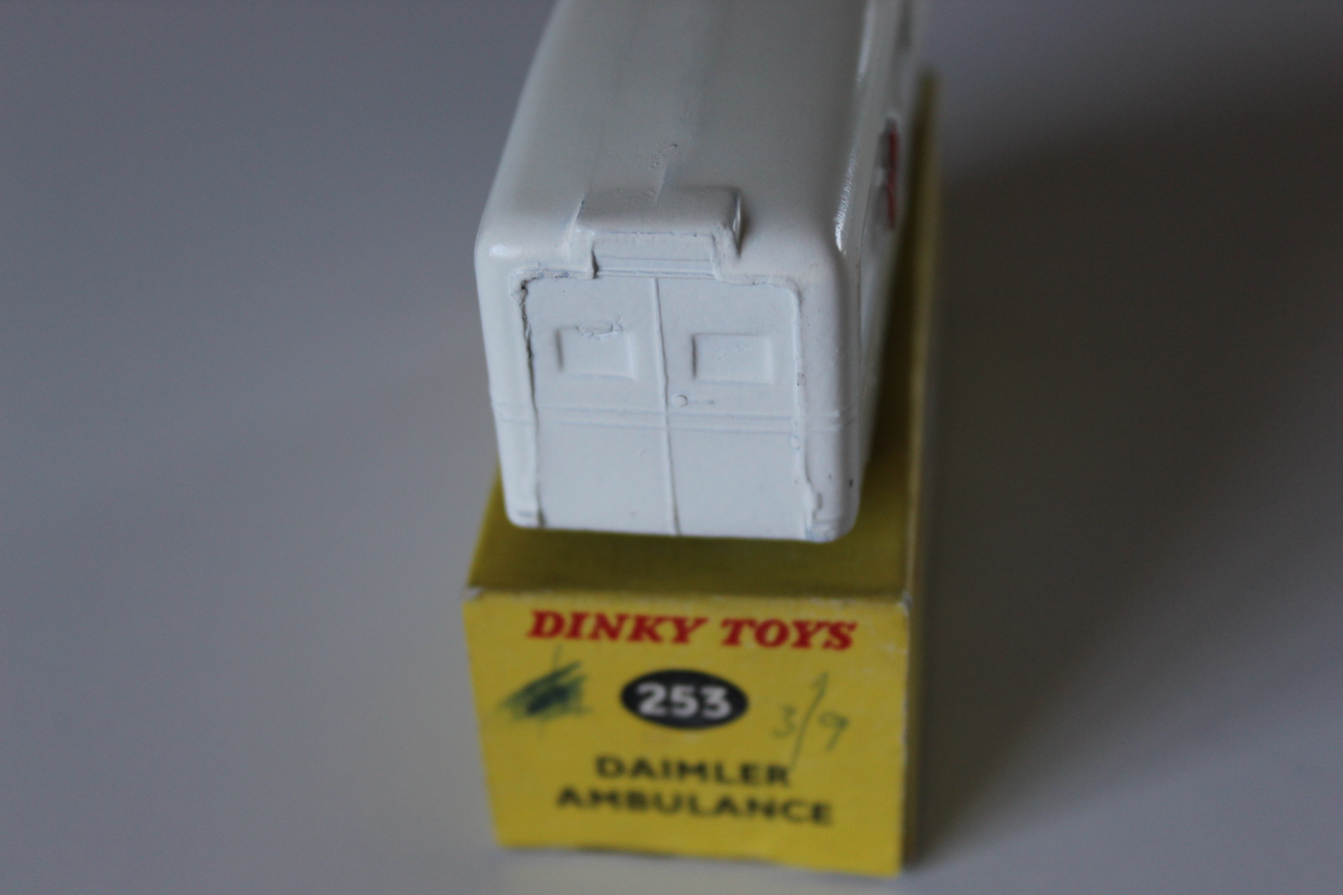 daimler ambulance dinky toys 253 back