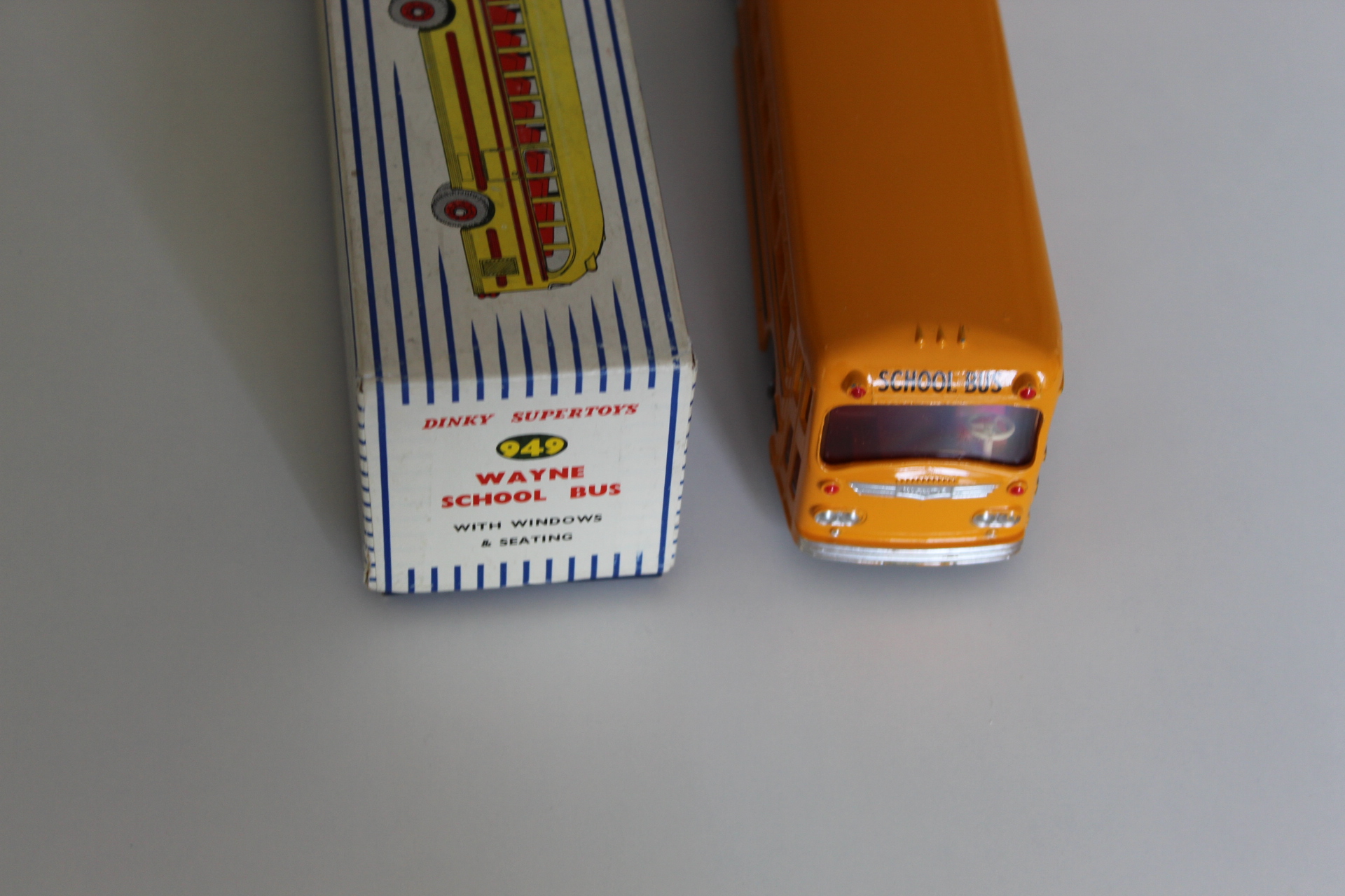 wayne school bus dinky toys 949 front