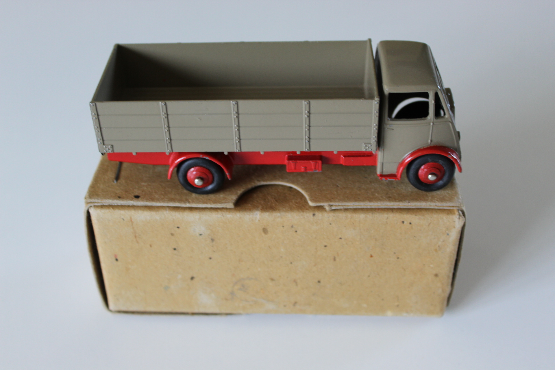 guy wagon dinky toys 511 side