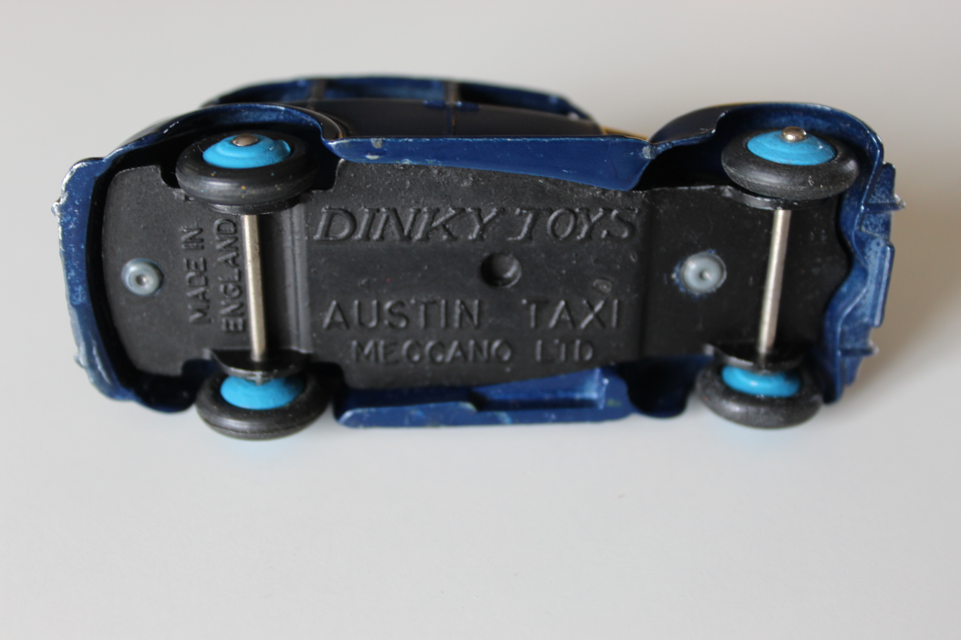 austin taxi dinky toys 254 base