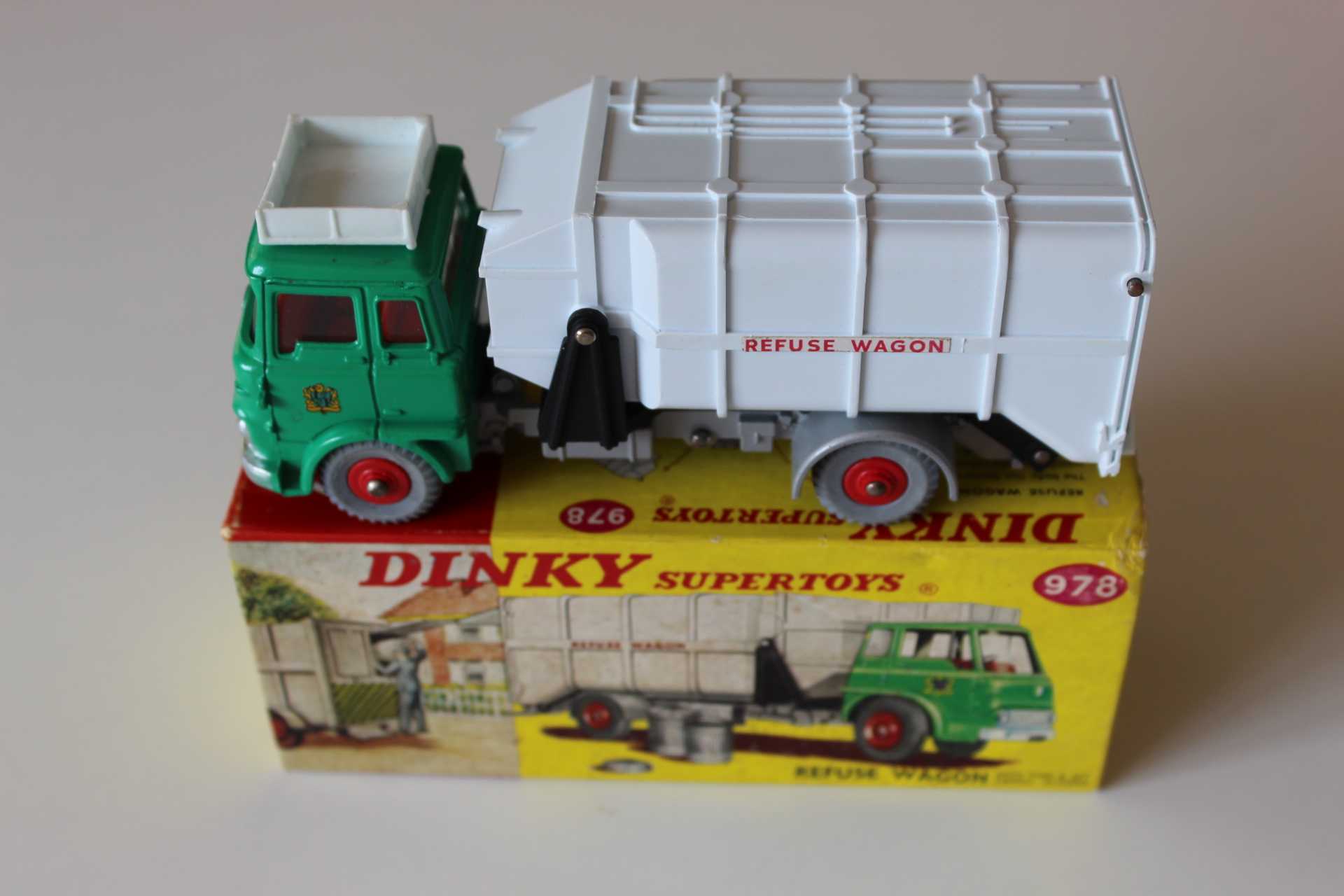 bedford refuse wagon dinky toys 978