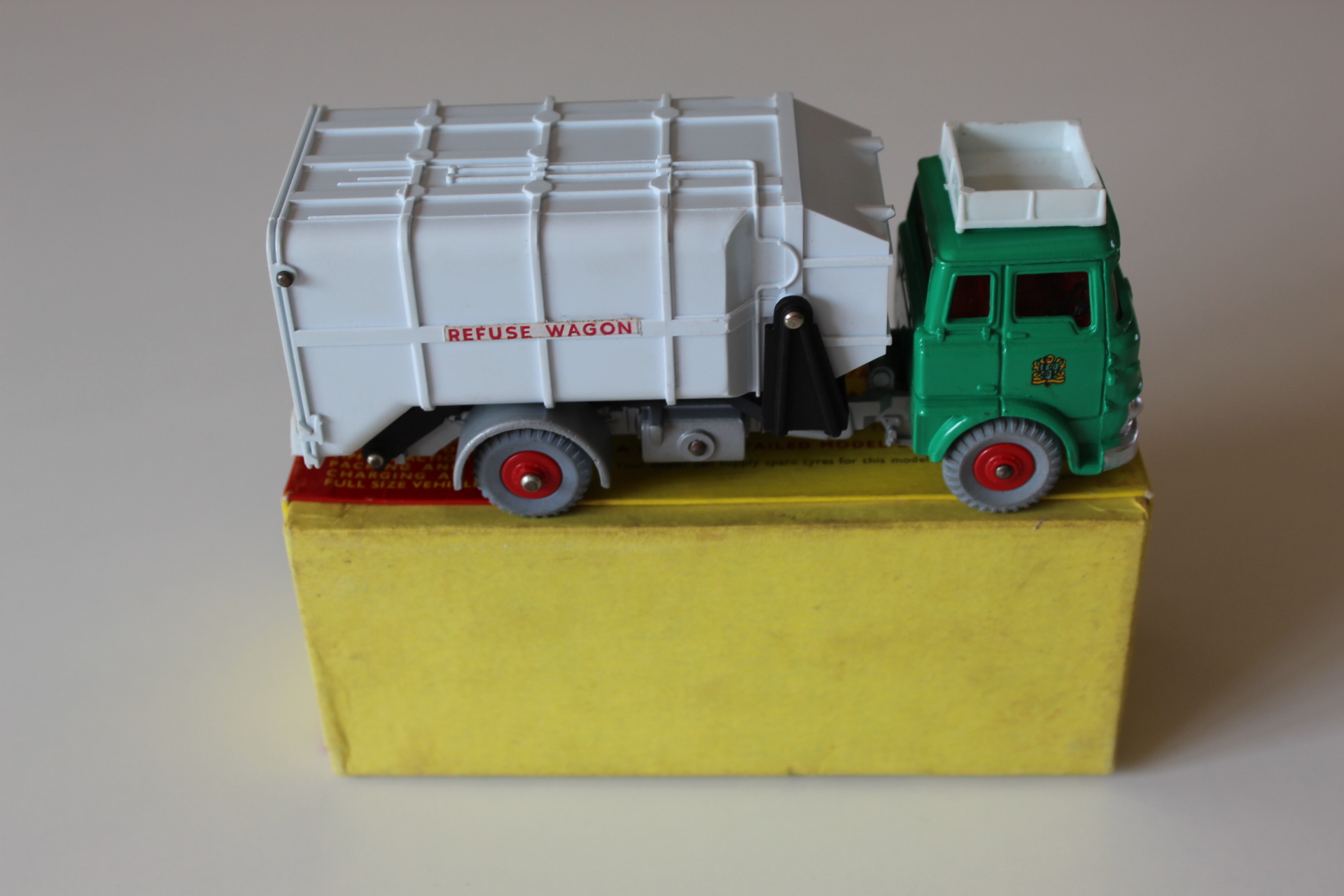 bedford refuse wagon dinky toys 978 side