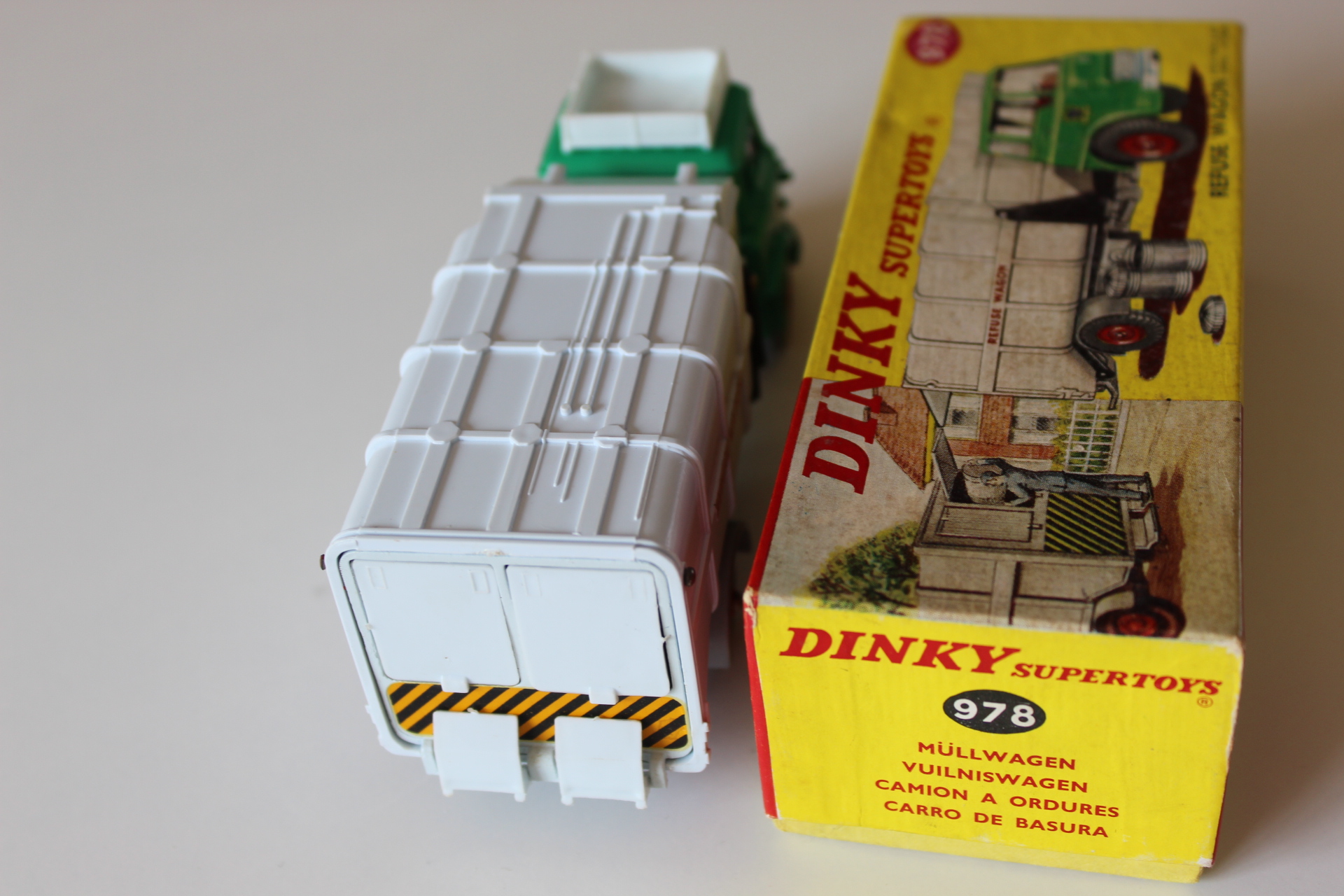 bedford refuse wagon dinky toys 978 back