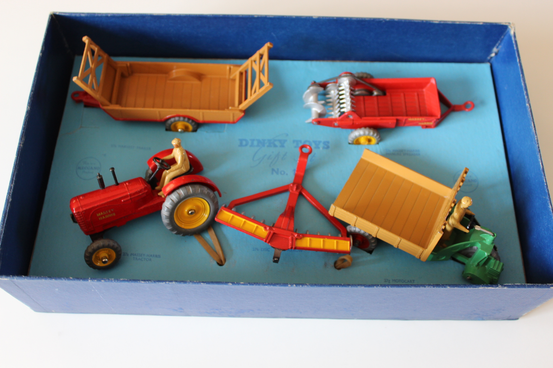 farm gift set dinky toys 1 open display