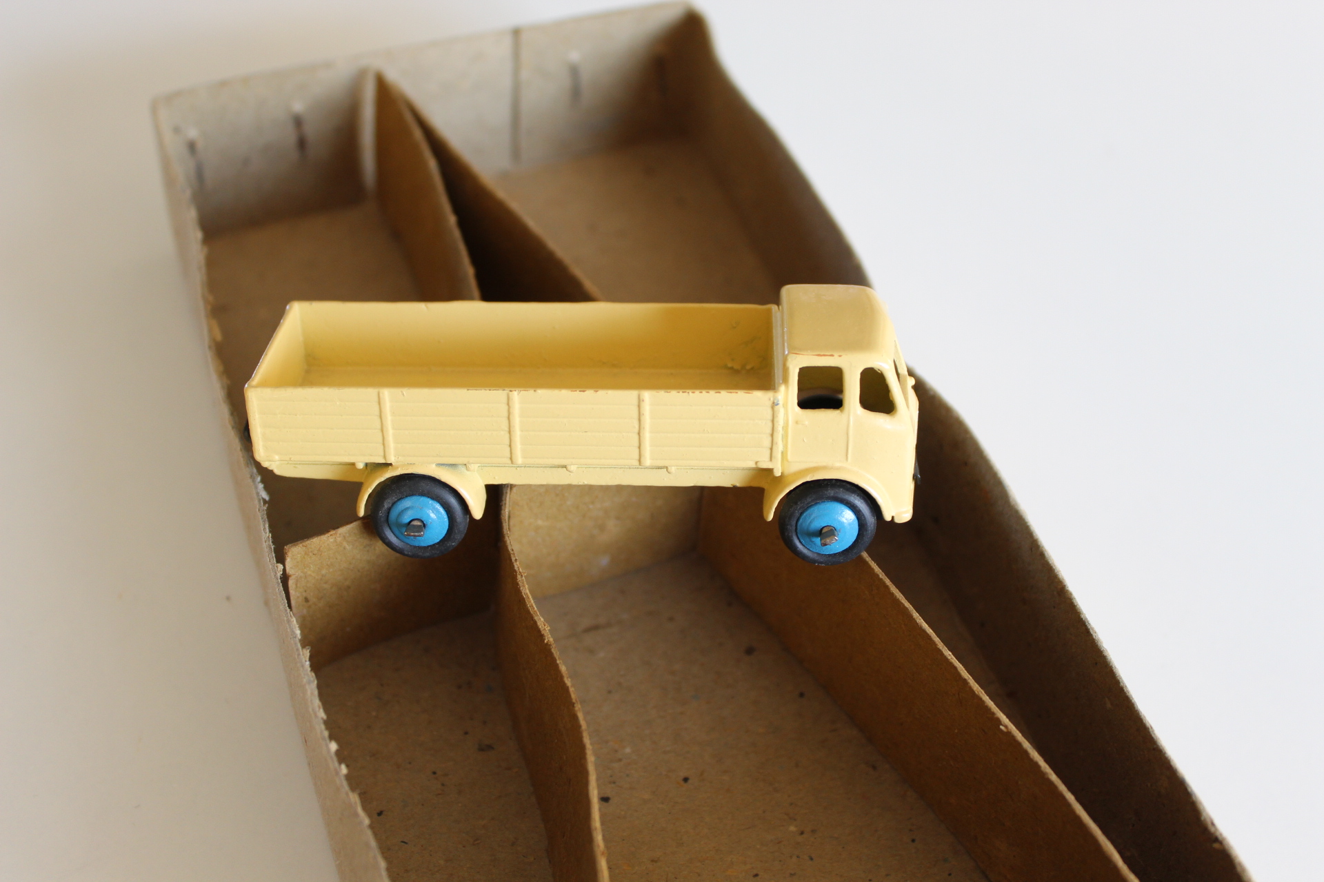 forward control lorry and atrade box dinky toys 25r side