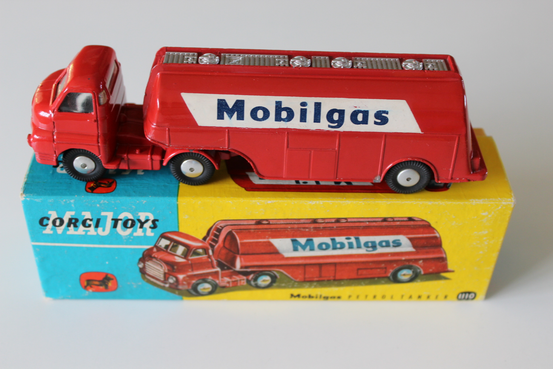 bedford mobilgas petrol tanker corgi toys 1110