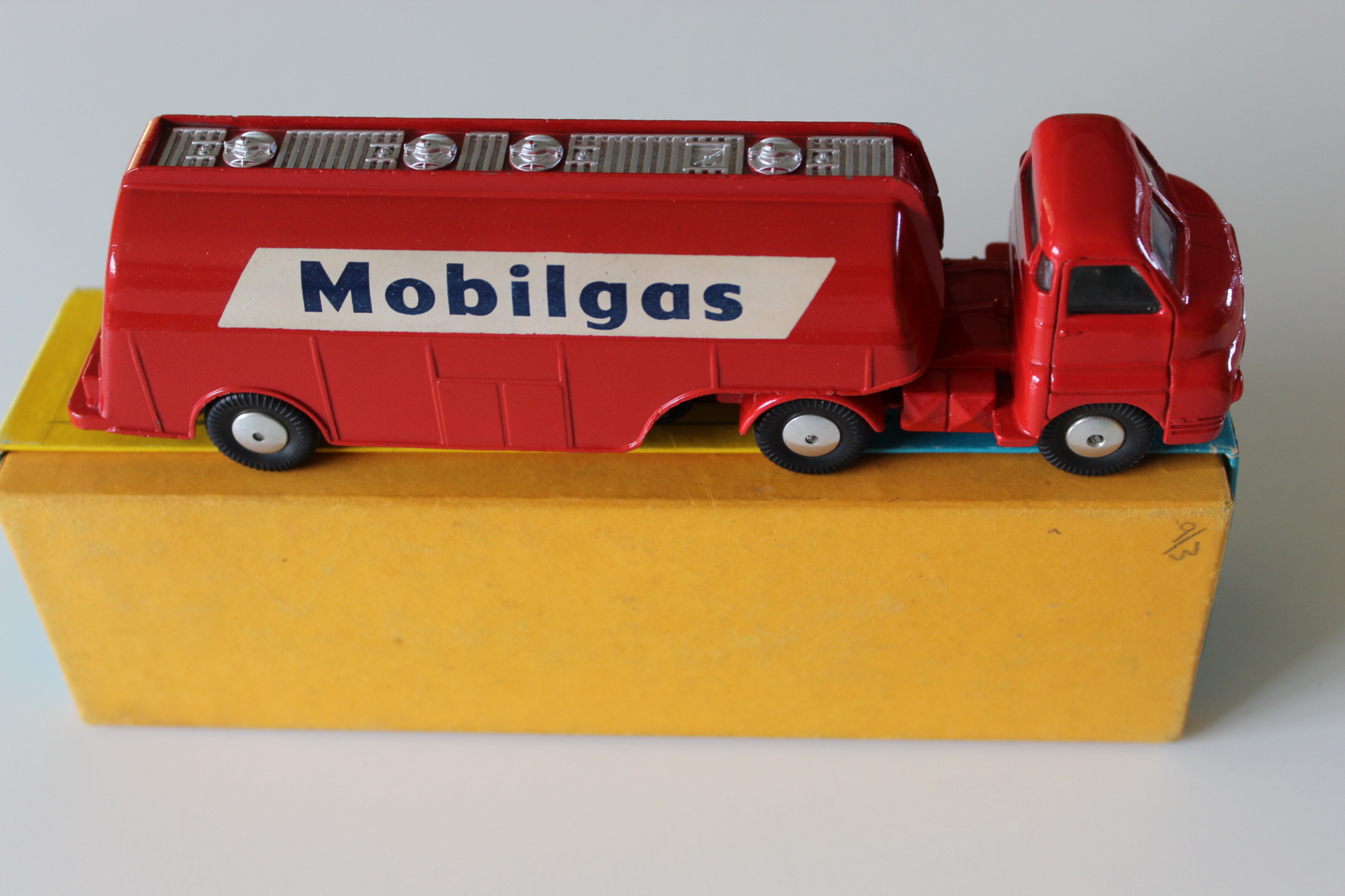 bedford mobilgas petrol tanker corgi toys 1110 side