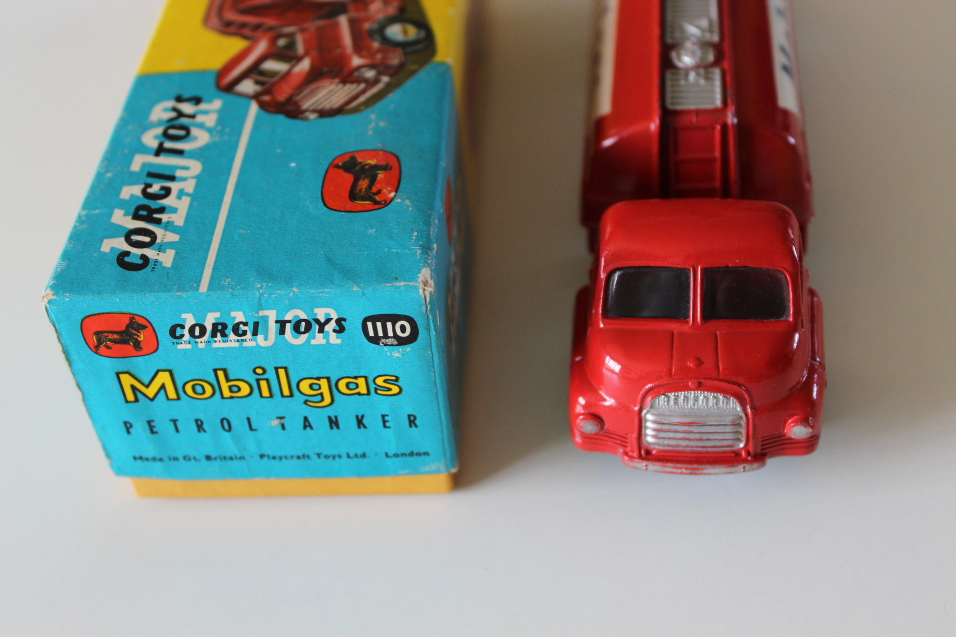 bedford mobilgas petrol tanker corgi toys 1110 front