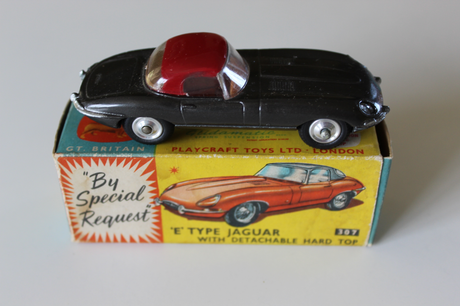 'e' type jaguar with removeable hard top corgi toys 307 side