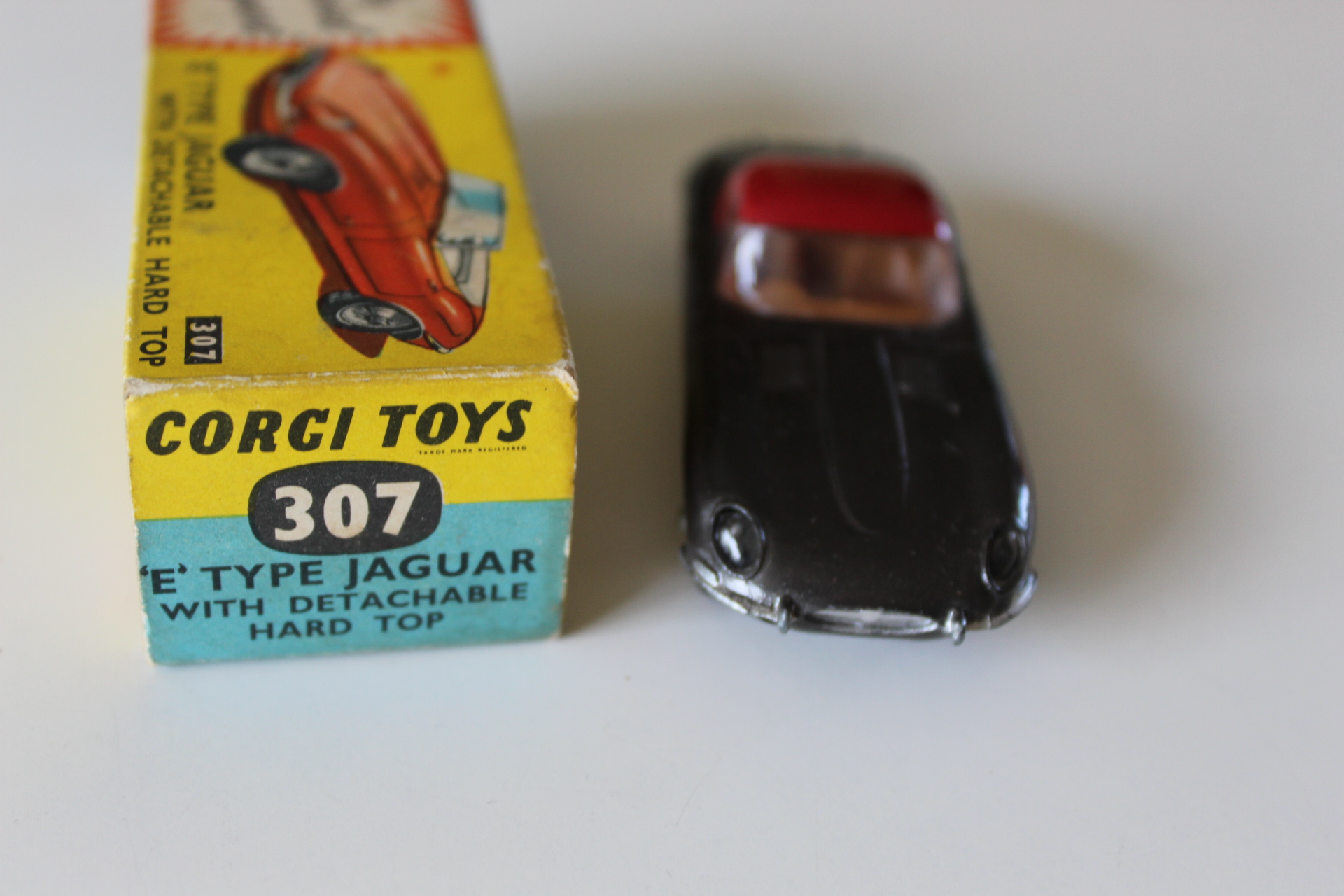 'e' type jaguar with removeable hard top corgi toys 307 front