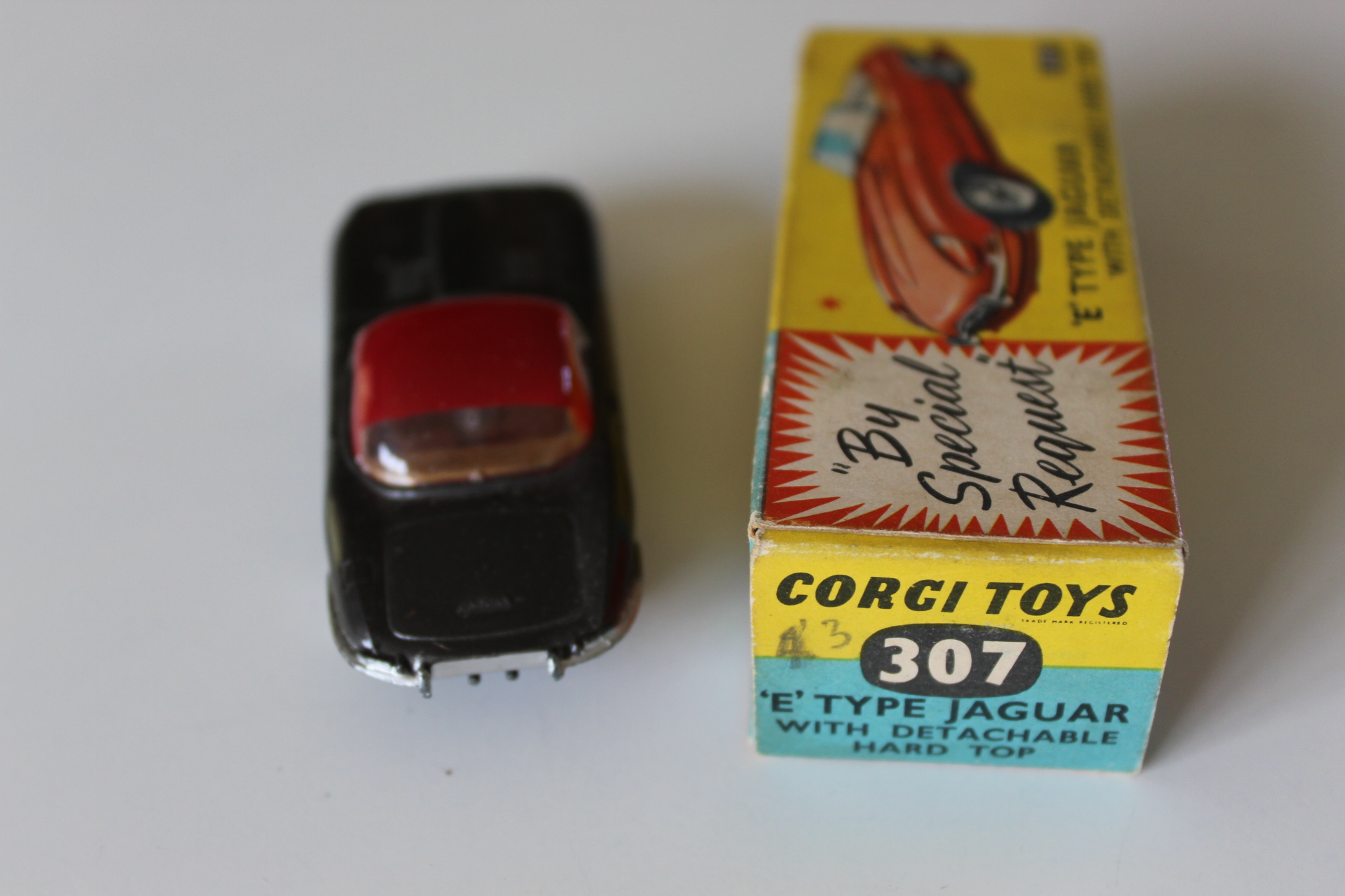 'e' type jaguar with removeable hard top corgi toys 307 back