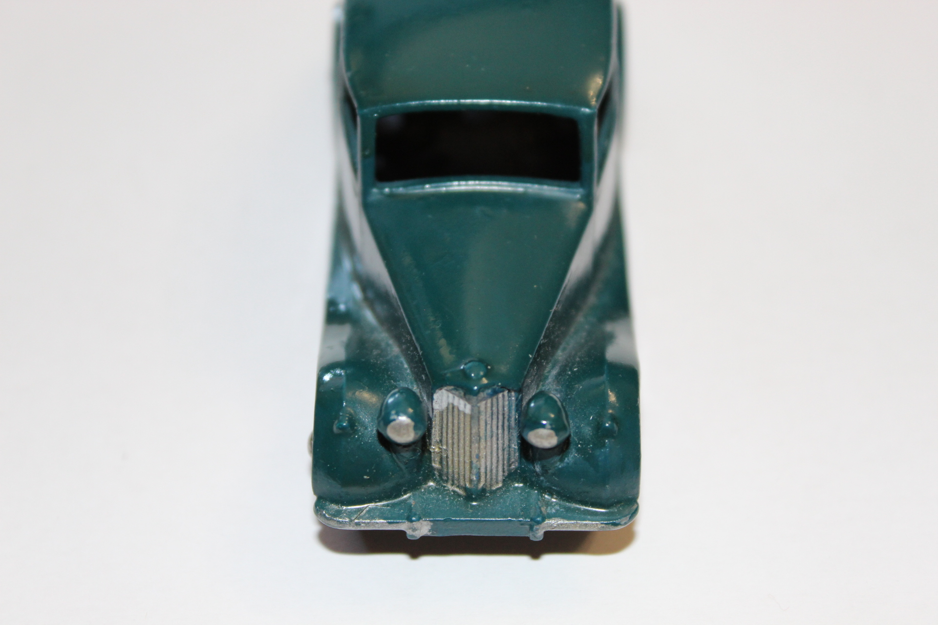 triumph 1800 saloon dinky toys 40b front