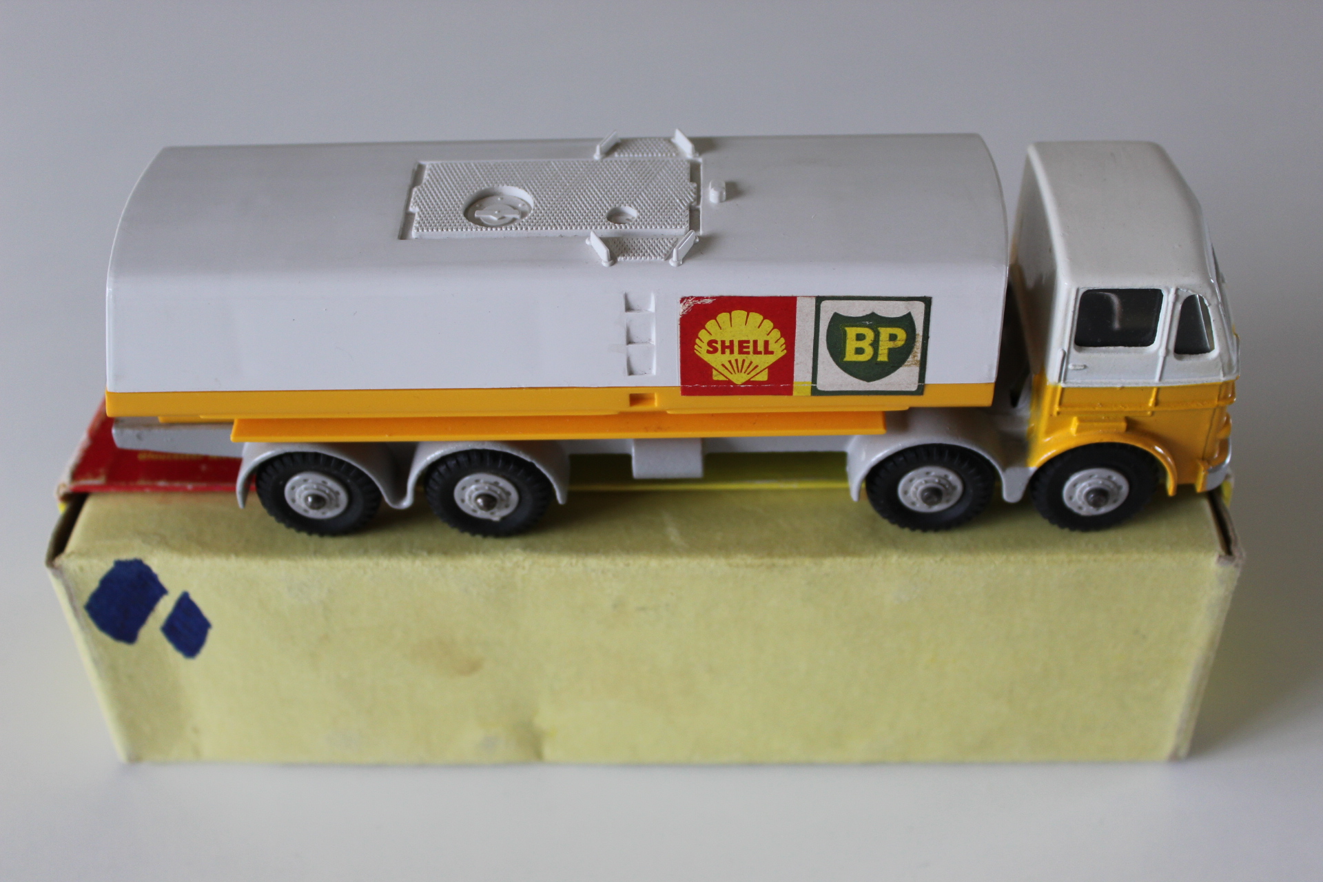 leyland octopus shell.bp. petrol tanker dinky toys 944 side