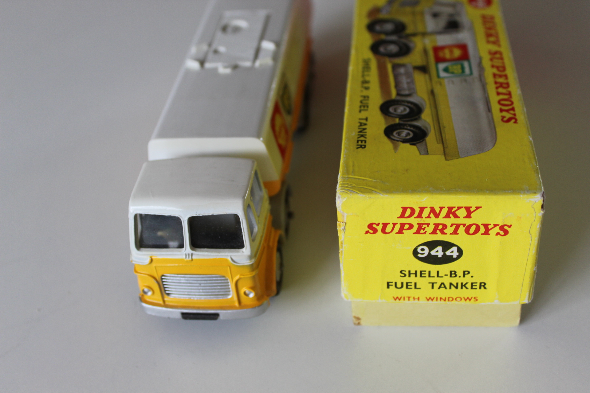 leyland octopus shell.bp. petrol tanker dinky toys 944 front