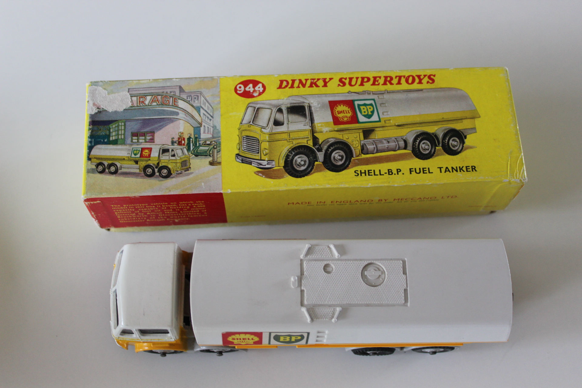 leyland octopus shell.bp. petrol tanker dinky toys 944 top