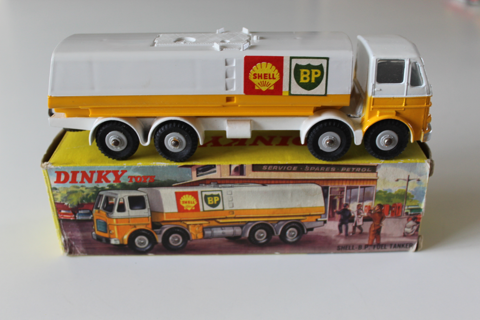 leyland octopus sheel petrol tanker dinky toys 944 side