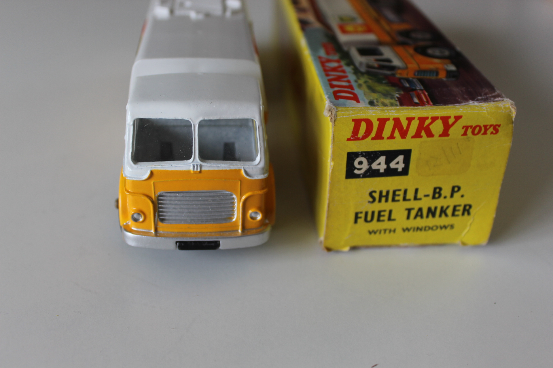 leyland octopus sheel petrol tanker dinky toys 944 front