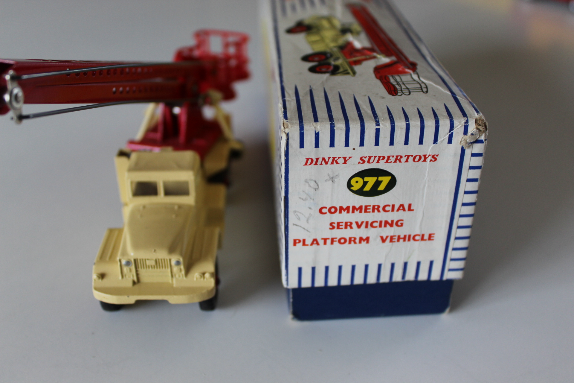 commercial servicing platform lorry dinky toys 977 front