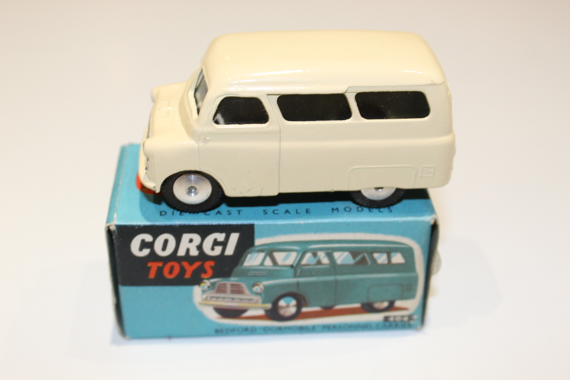 bedford dormobile Personnel Carrier corgi toys 404
