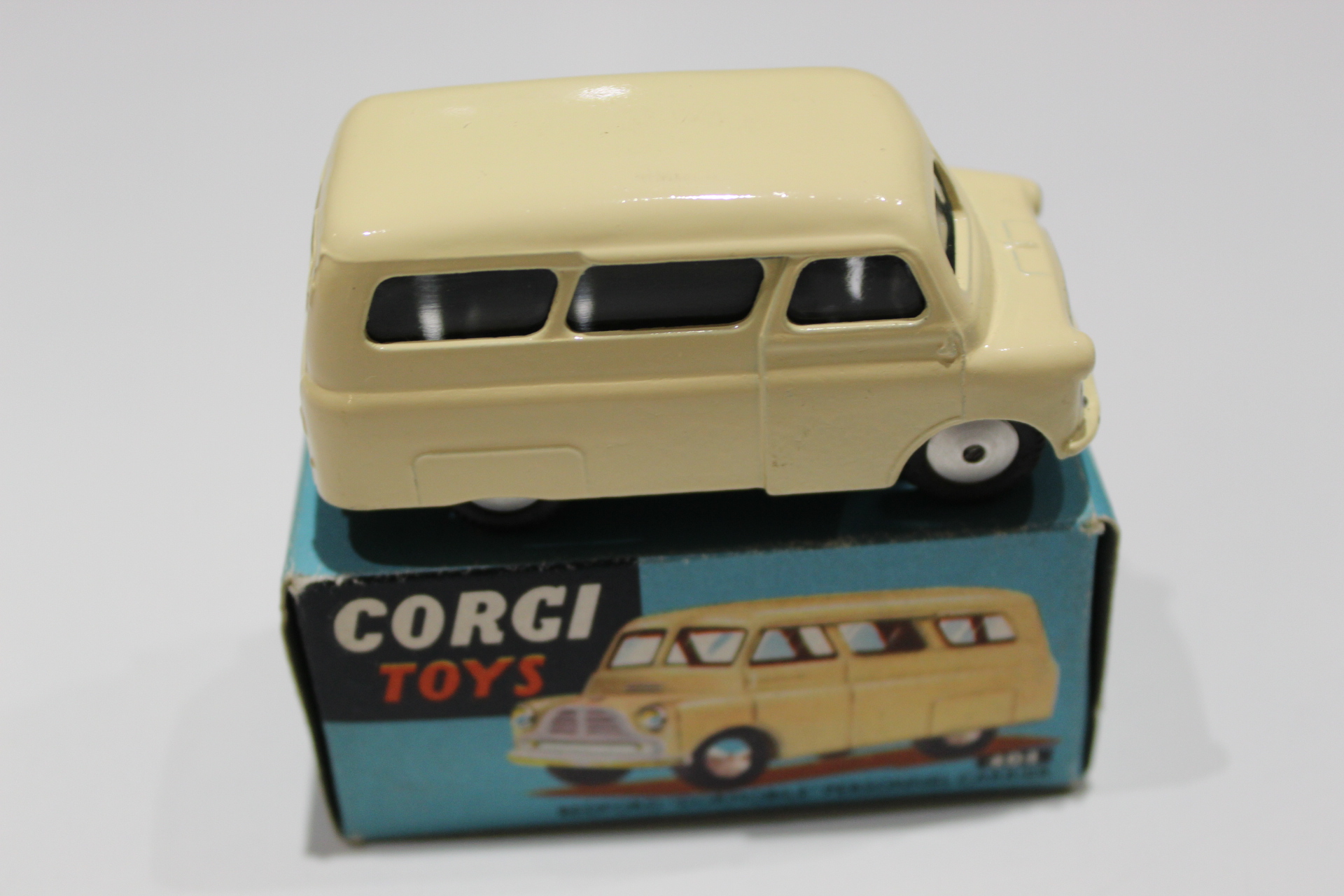 bedford dormobile Personnel Carrier corgi toys 404 side